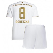 Bayern Munich Leon Goretzka #8 Bortedraktsett Barn 2022-23 Kortermet (+ korte bukser)